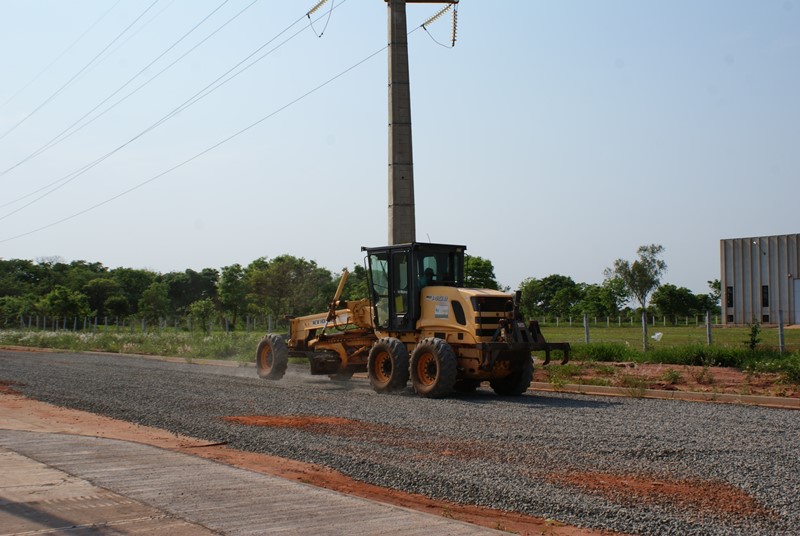 Prefeitura realiza trabalho de terraplanagem no Parque Industrial II