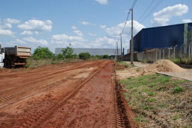 Prefeitura realiza trabalho de terraplanagem no Parque Industrial II