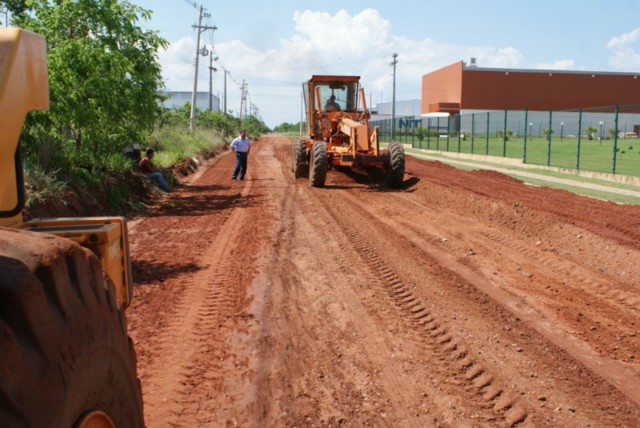 Prefeitura realiza trabalho de terraplanagem no Parque Industrial II
