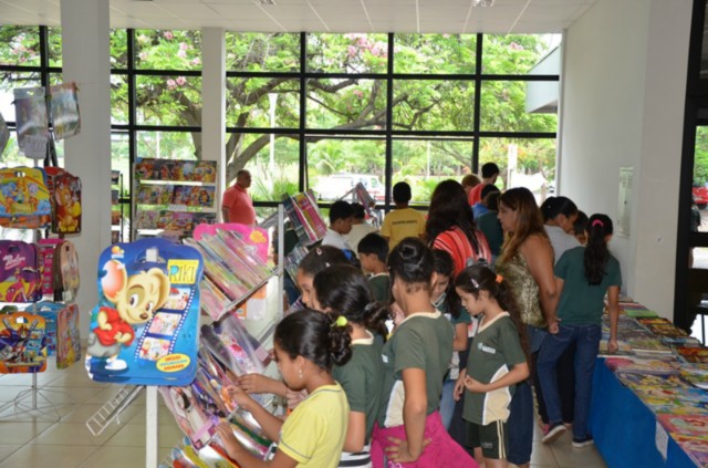 10ª Feira do Livro teve início nesta terça-feira, na Biblioteca Municipal “Rosário Congro”