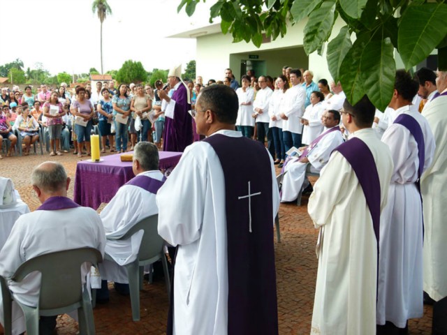 Fiéis participam de Missa de Finados em Três Lagoas