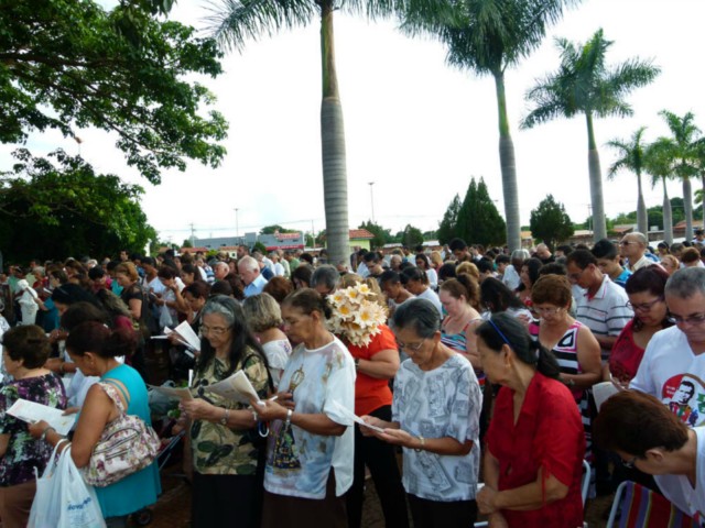 Fiéis participam de Missa de Finados em Três Lagoas