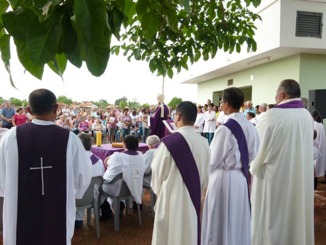 Fiéis participam de Missa de Finados em Três Lagoas