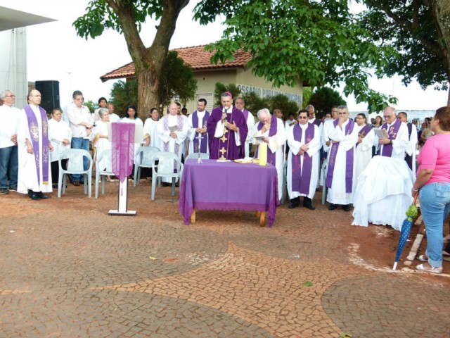 Fiéis participam de Missa de Finados em Três Lagoas