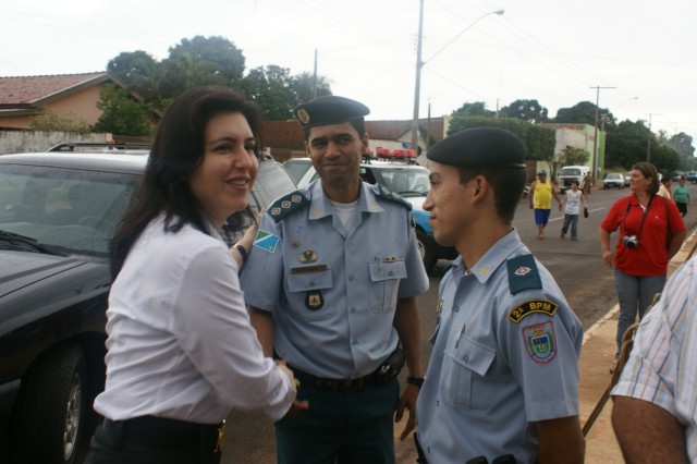 Simone Tebet é recebida com aplausos e foguetório em Três Lagoas