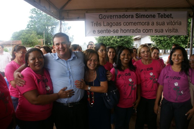 Simone Tebet é recebida com aplausos e foguetório em Três Lagoas