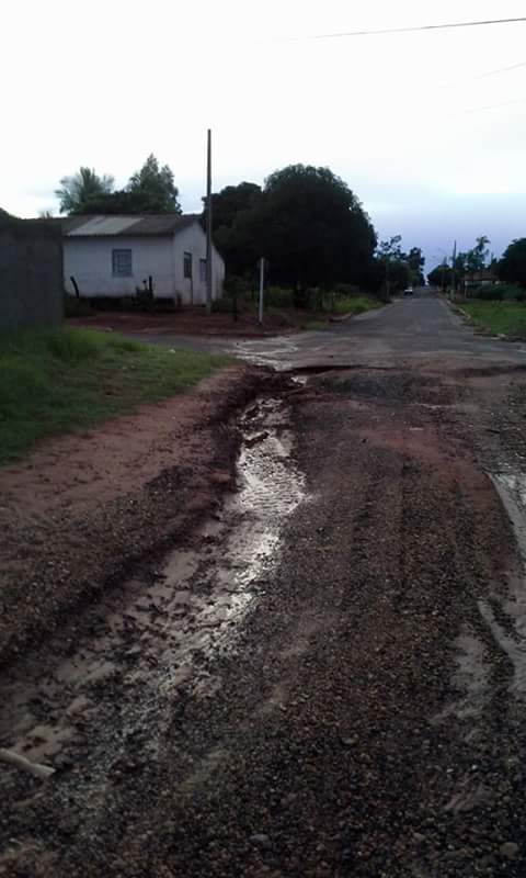 Cansados de esperar solução, moradores de Sta Rita do Pardo bloqueiam rodovia