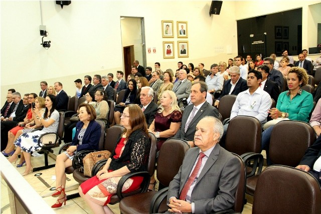 Vereadores concedem título a defensores, deputado e desembargadores