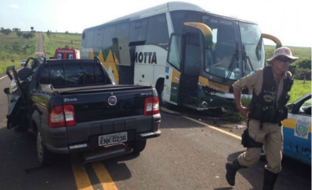 Colisão entre ônibus e picape deixa um morto em Anaurilândia