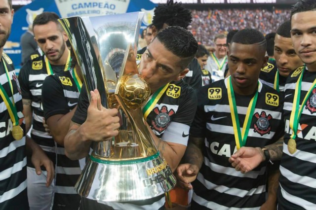 Reservas do Corinthians passeiam em campo e aplicam surra épica no São Paulo