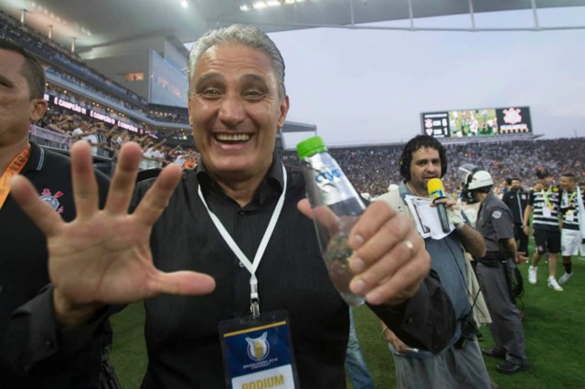 Reservas do Corinthians passeiam em campo e aplicam surra épica no São Paulo