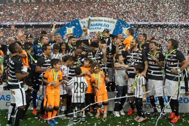 Reservas do Corinthians passeiam em campo e aplicam surra épica no São Paulo