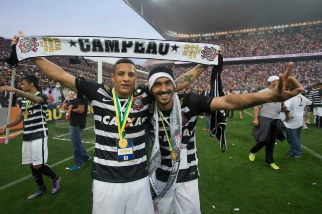 Reservas do Corinthians passeiam em campo e aplicam surra épica no São Paulo