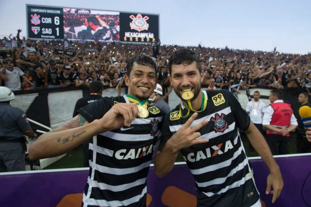Reservas do Corinthians passeiam em campo e aplicam surra épica no São Paulo