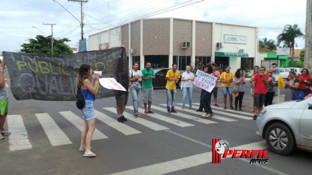 Moradores protestam em frente à prefeitura de Três Lagoas por qualidade no transporte público