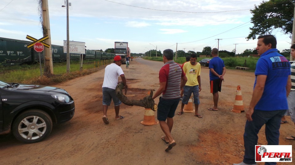 Moradores de Jupiá bloqueiam acesso de caminhões ao bairro