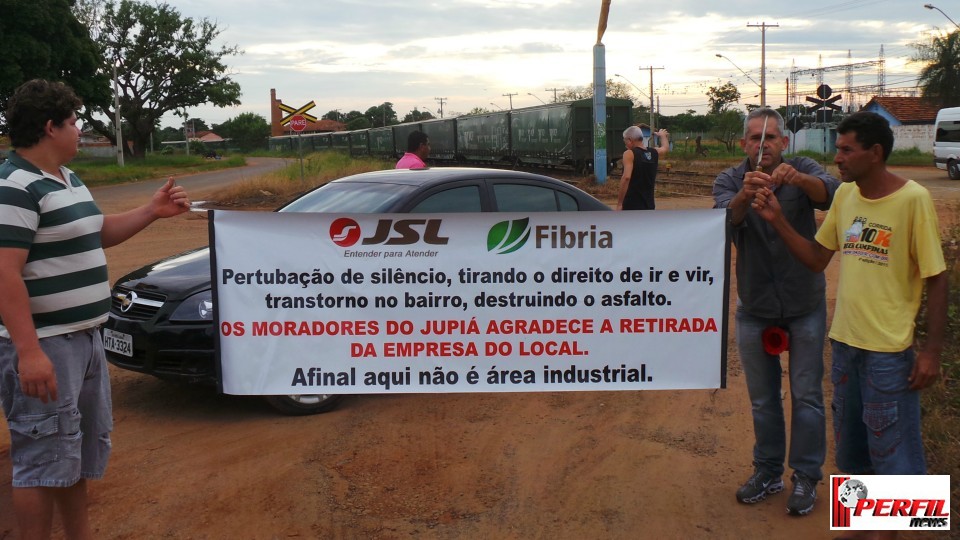 Moradores de Jupiá bloqueiam acesso de caminhões ao bairro