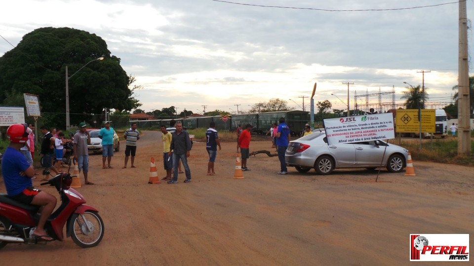 Moradores de Jupiá bloqueiam acesso de caminhões ao bairro