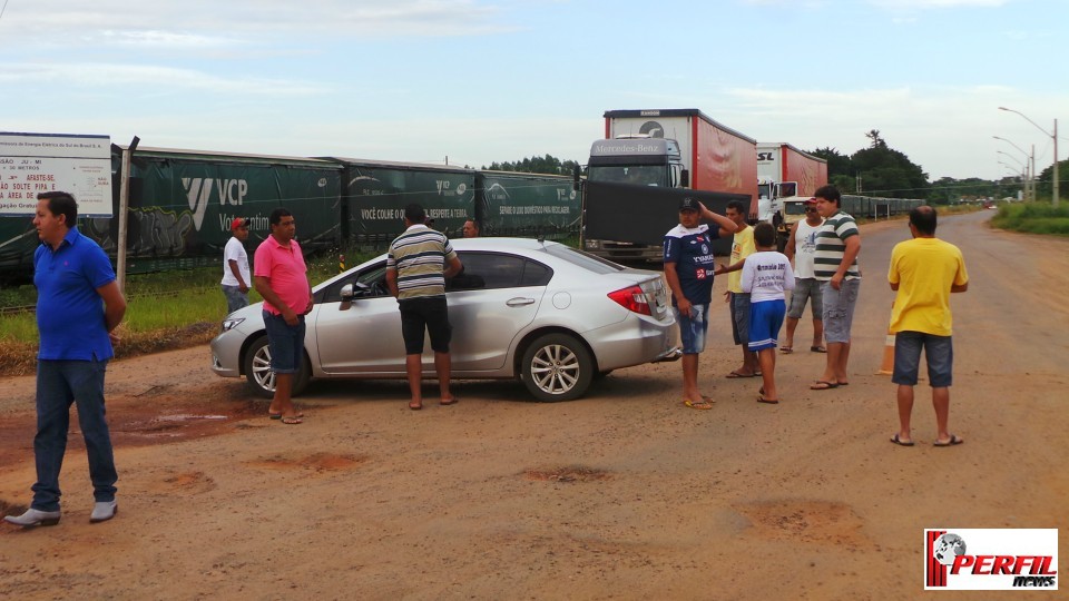 Moradores de Jupiá bloqueiam acesso de caminhões ao bairro