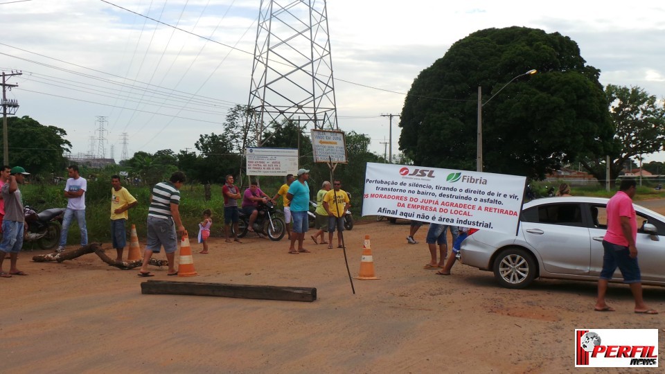 Moradores de Jupiá bloqueiam acesso de caminhões ao bairro