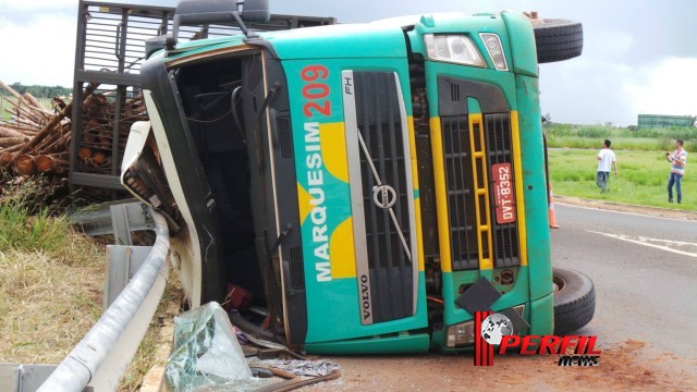 Motorista dorme e carreta de eucalipto tomba em rotatória de Três Lagoas