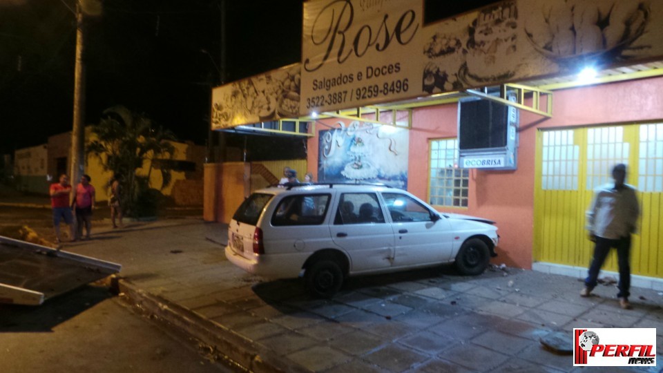 Scort invade calçada, derruba orelhão e só para na parede da padaria da Rose