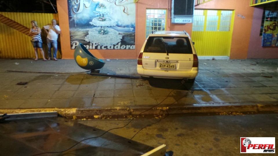 Scort invade calçada, derruba orelhão e só para na parede da padaria da Rose