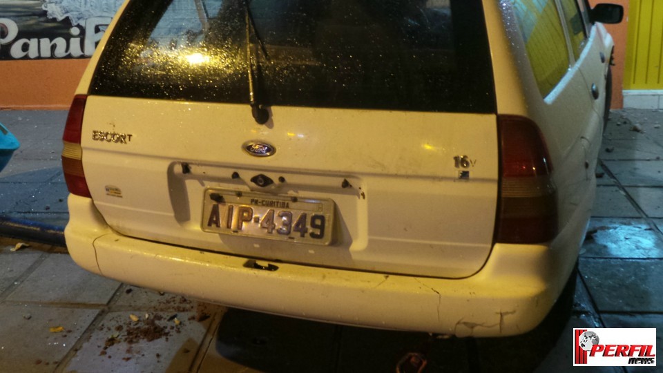 Scort invade calçada, derruba orelhão e só para na parede da padaria da Rose