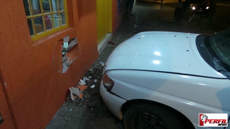 Scort invade calçada, derruba orelhão e só para na parede da padaria da Rose