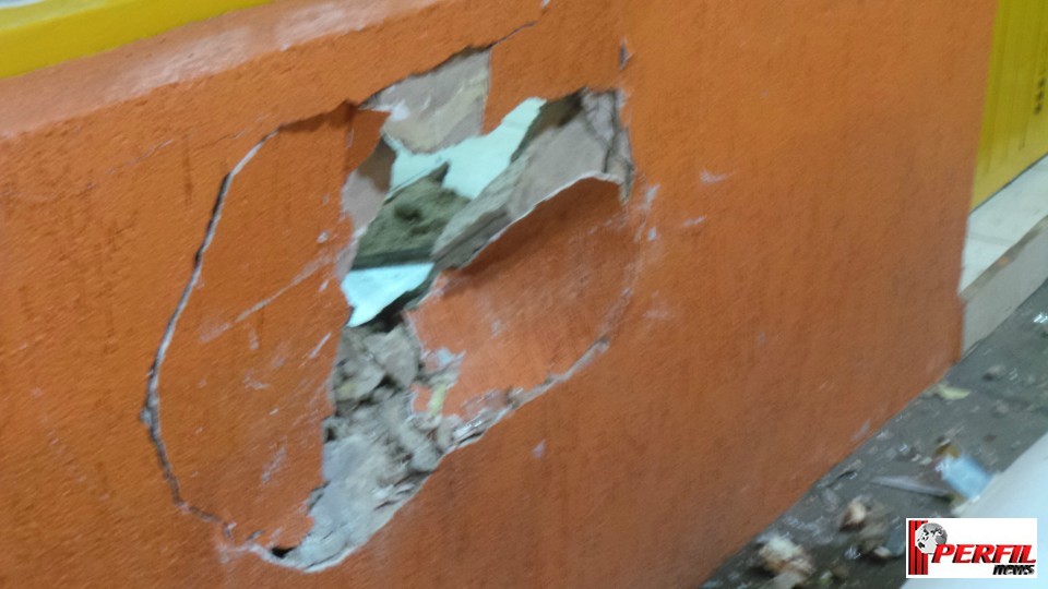 Scort invade calçada, derruba orelhão e só para na parede da padaria da Rose