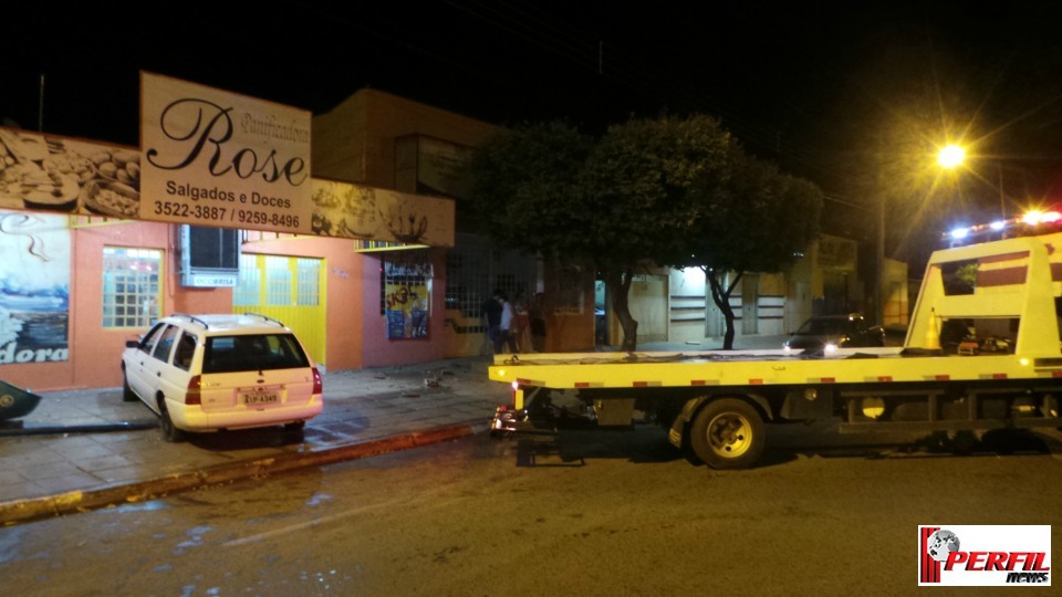 Scort invade calçada, derruba orelhão e só para na parede da padaria da Rose