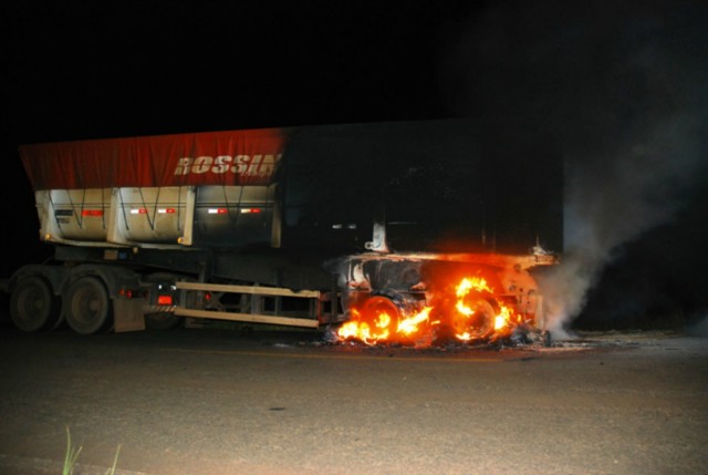 Sistemas de freios trava e carreta pega fogo, entre Bataguassu e Santa Rita do Pardo
