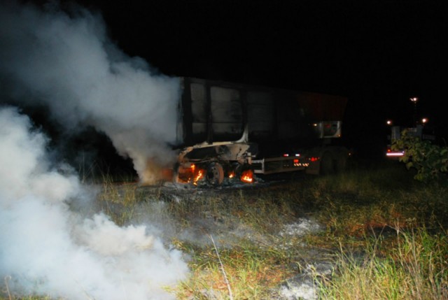 Sistemas de freios trava e carreta pega fogo, entre Bataguassu e Santa Rita do Pardo