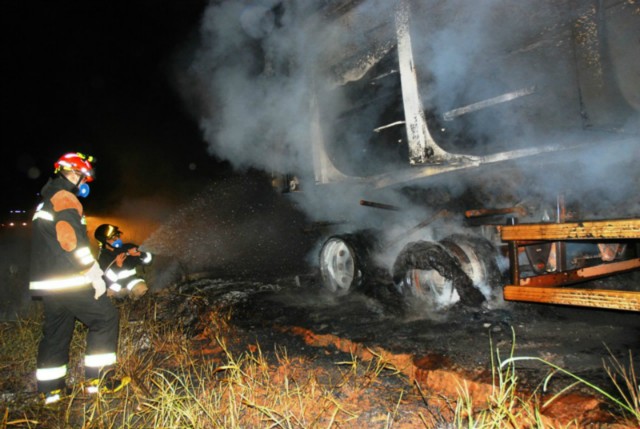 Sistemas de freios trava e carreta pega fogo, entre Bataguassu e Santa Rita do Pardo