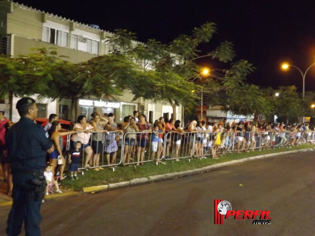 Com a magia do circo, a importância da água e o valor da imprensa, escolas de samba brilham na avenida