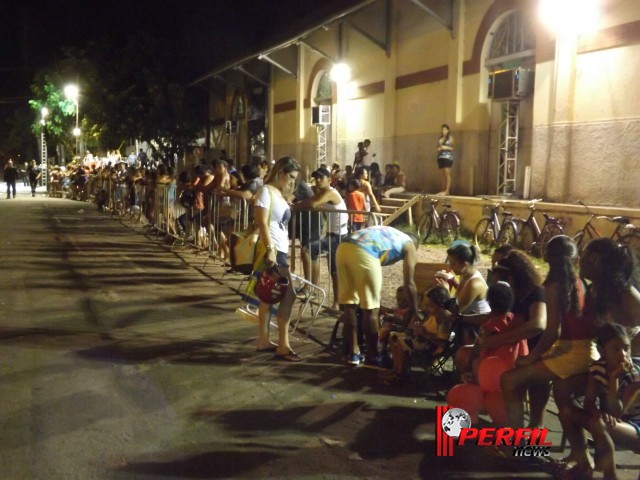 Com a magia do circo, a importância da água e o valor da imprensa, escolas de samba brilham na avenida