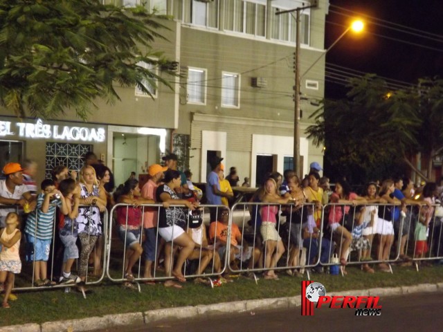 Com a magia do circo, a importância da água e o valor da imprensa, escolas de samba brilham na avenida