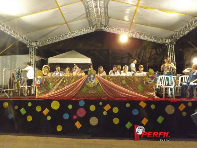 Com a magia do circo, a importância da água e o valor da imprensa, escolas de samba brilham na avenida