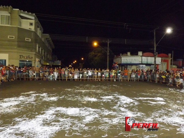 Com a magia do circo, a importância da água e o valor da imprensa, escolas de samba brilham na avenida