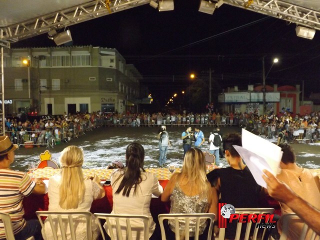 Com a magia do circo, a importância da água e o valor da imprensa, escolas de samba brilham na avenida