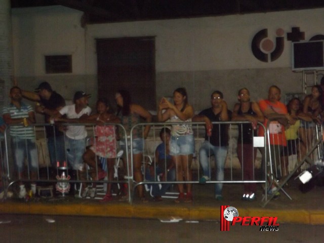 Com a magia do circo, a importância da água e o valor da imprensa, escolas de samba brilham na avenida