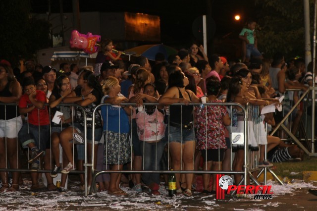 Com a magia do circo, a importância da água e o valor da imprensa, escolas de samba brilham na avenida