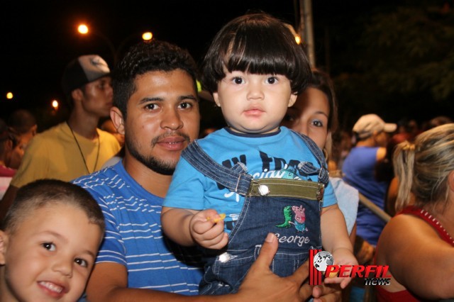 Com a magia do circo, a importância da água e o valor da imprensa, escolas de samba brilham na avenida