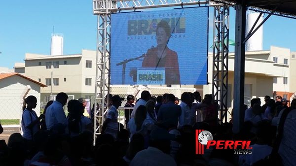 Com transmissão simultânea em telão, Dilma inaugura Residencial Orestinho II