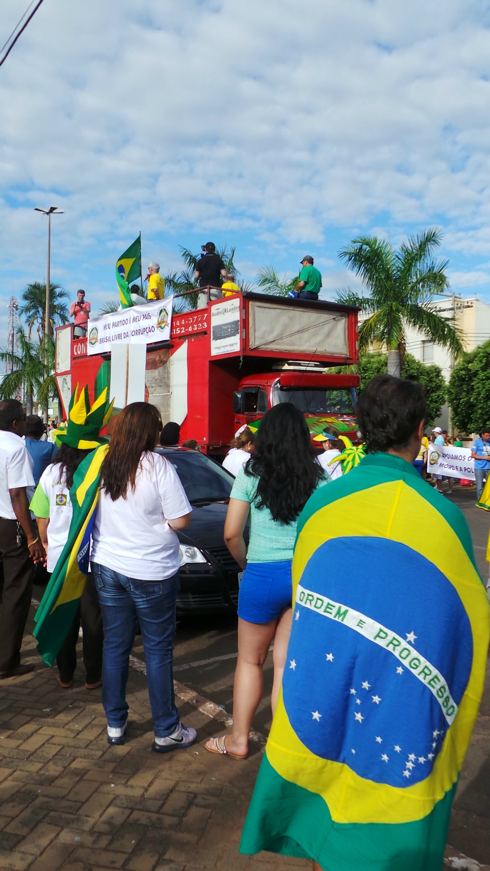 Três-lagoenses marcham na avenida em protesto contra a corrupção