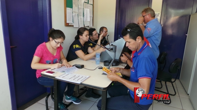 PRF e SEST/SENAT realizam ação social com caminhoneiros na BR-262