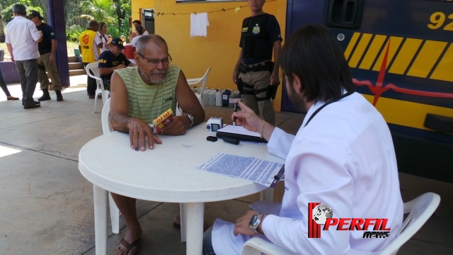 PRF e SEST/SENAT realizam ação social com caminhoneiros na BR-262