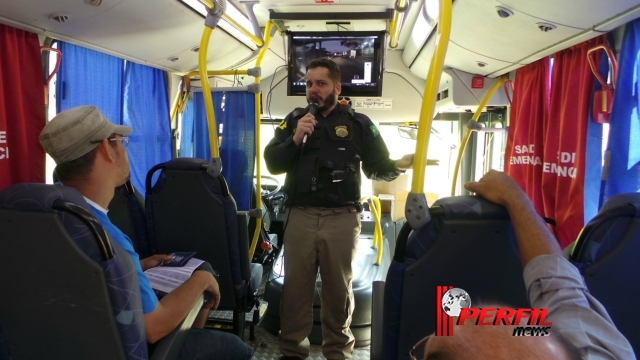 PRF e SEST/SENAT realizam ação social com caminhoneiros na BR-262