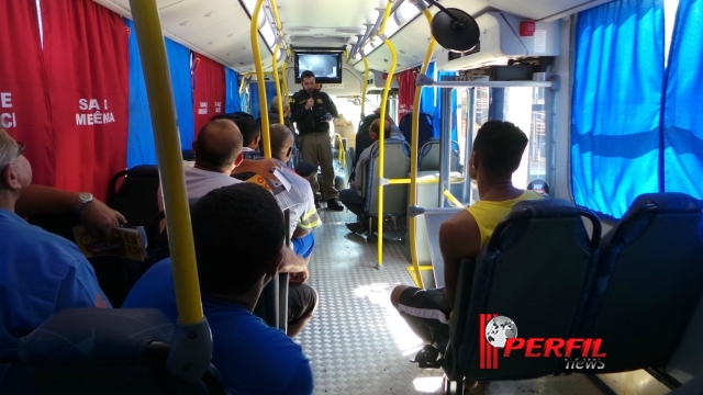 PRF e SEST/SENAT realizam ação social com caminhoneiros na BR-262