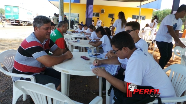 PRF e SEST/SENAT realizam ação social com caminhoneiros na BR-262